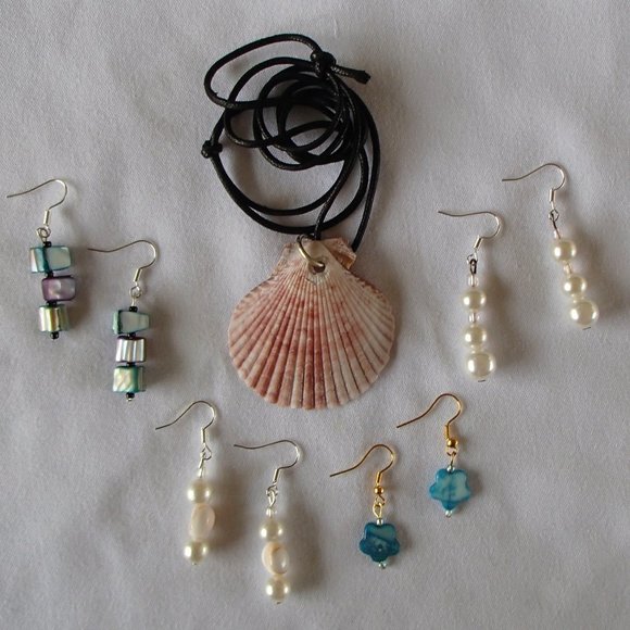 Nautical Scallop Seashell Adjustable Necklace and 4 Pair of Earrings Handcrafted - Picture 1 of 9